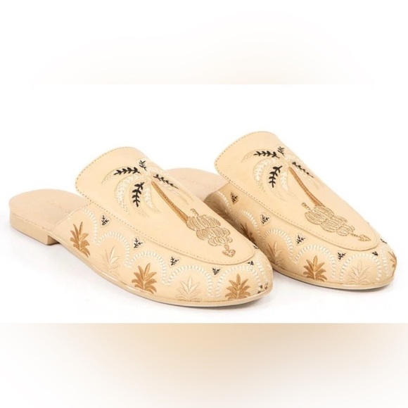 FARM Rio Shoes - NWT Farm Rio Beige Braided Mules Palm Tree Size 7 / 7.5 Retails $185